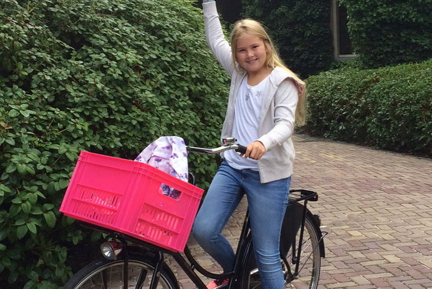 holandskata-princeza-so-velosiped-pristigna-na-prviot-skolski-den-001.jpg