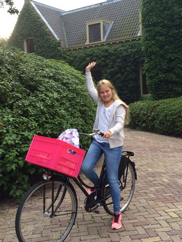 holandskata-princeza-so-velosiped-pristigna-na-prviot-skolski-den-1.jpg