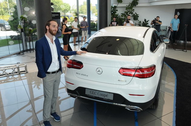 makedonecot-slavce-tanevski-go-dizajnirase-noviot-mercedes-benz-glc-coupe-i-go-pretstavi-svoeto-delo-vo-makedonija-10.jpg