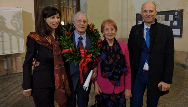 82-godisen-dedo-dobi-sedma-fakultetska-diploma-vo-zivotot-2.jpg