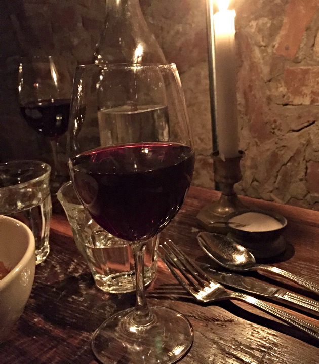 kako-da-naracate-vino-vo-restoran-3.jpg