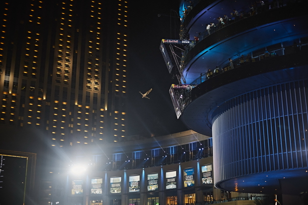 red-bull-cliff-diving-2016-zajdisonce-na-vozbudlivata-sezona-nokno-finale-vo-dubai-1_copy_copy.jpg