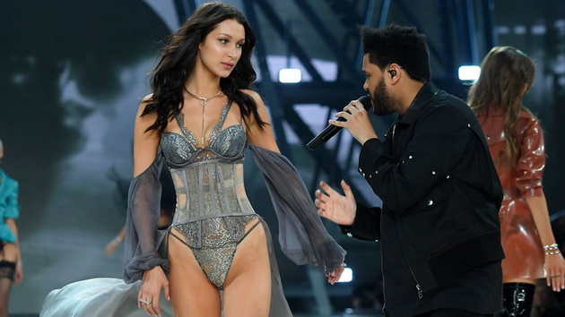 pogledot-na-the-weeknd-dodeka-bella-hadid-setase-vo-dolna-obleka-na-victoria-s-secret-1.jpg