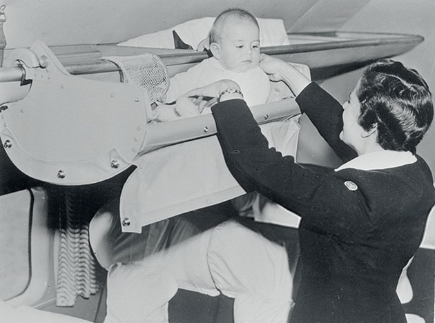 fotki-od-50tite-otkrivaat-kako-bebinjata-se-vozele-vo-avionite-2.jpg