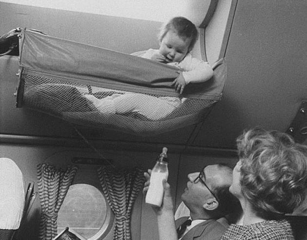 fotki-od-50tite-otkrivaat-kako-bebinjata-se-vozele-vo-avionite-3.jpg