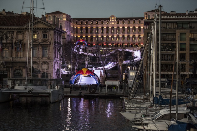 red-bull-crashed-ice-2017-france-marseille-spektakl-na-mediteranot-ekstremen-spust-na-lizgalki-vo-marsej-1.jpg