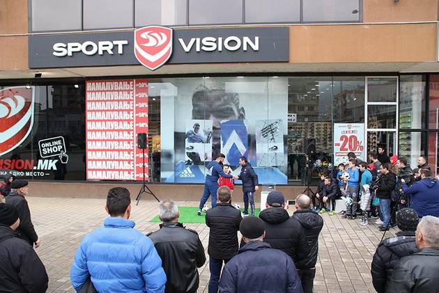 sportvision-so-nov-predizvik-adidas-blue-blast-najdobrite-fudbalski-klubovi-si-gi-odmerija-silite-vo-tetovo-i-skopje-05.jpg