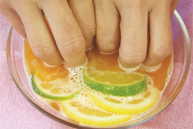 Маска для ногтей в домашних условиях. Маска для ногтей с лимоном. Как укрепить ногти трубочкой. Как делать маску для ногтей с лимоном. Как укрепить ногти в домашних условиях из еды.
