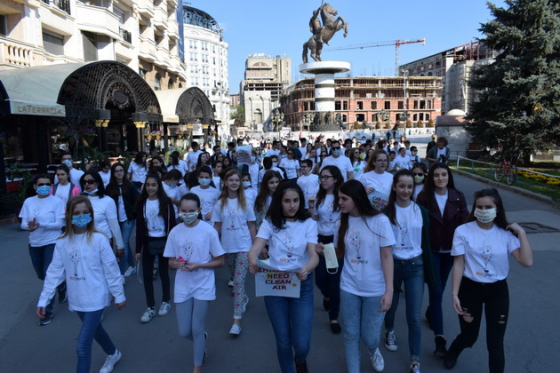osnovcite-od-nova-so-maski-i-flesh-mob-vo-centarot-na-skopje-ja-podigaa-svesta-za-zagaduvanjeto-na-vozduhot-2.jpg