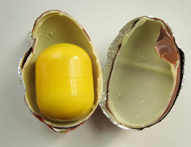 Киндер желтый. Киндер яйцо желтое. Шоколадное яйцо с желтком. Желток из киндера. Желтое яйцо в киндере.