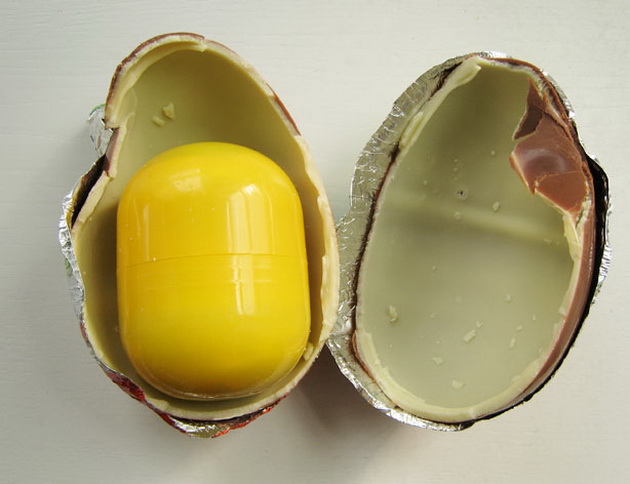 zosto-plastikata-vo-kinder-jajceto-e-zolta-3.jpg