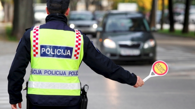 zoshto-policajcite-gi-dopiraat-zadnite-farovi-pri-rutinska-kontrola-2.jpg