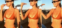 bela-hadid-vo-portokalovo-mini-bikini-so-brza-hrana-vo-usta-01 copy-povekje
