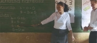 rijana-predava-matematika-na-deca-od-malavi-01 copy-povekje