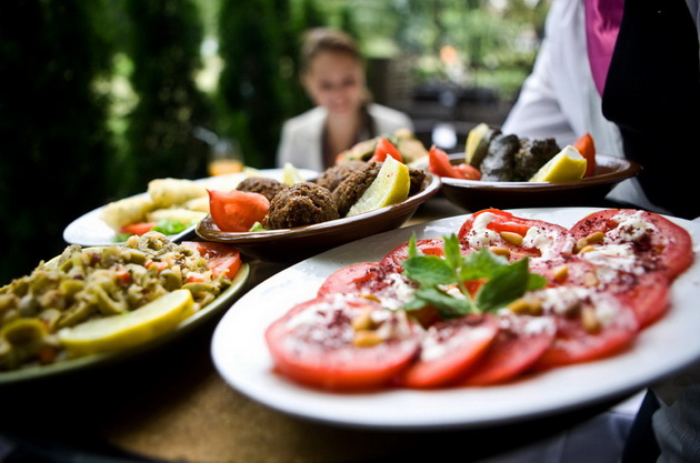 za-podobra-usluga-vo-restoran-8-sitnici-koi-treba-da-gi-praktikuvate-03.jpg