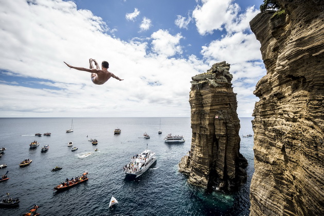 red-bull-cliff-diving-2017-portugal-azores-islands-duke-i-himenez-ja-razgorea-borbata-za-titulata-so-pobedite-na-vulkanskiot-ostrov-1.jpg