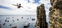 red-bull-cliff-diving-2017-portugal-azores-islands-duke-i-himenez-ja-razgorea-borbata-za-titulata-so-pobedite-na-vulkanskiot-ostrov-povekje.jpg