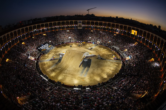 red-bull-x-fighters-2017-spain-madrid-cetirikratniot-pobednik-go-nema-no-cetiri-eks-shampioni-ke-poletaat-od-madrid-01.jpg