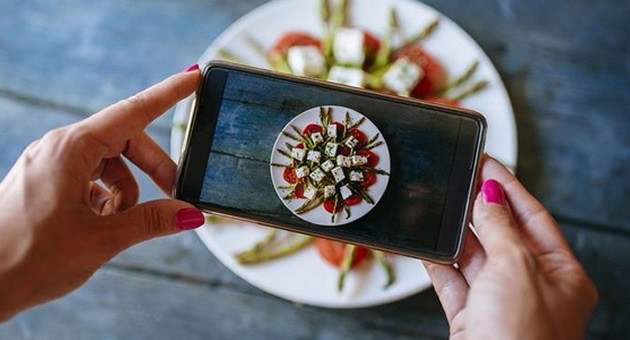 restoran-vo-london-nudi-oprema-za-slikanje-na-hranata-za-site-ljubiteli-na-instagram-01.jpg