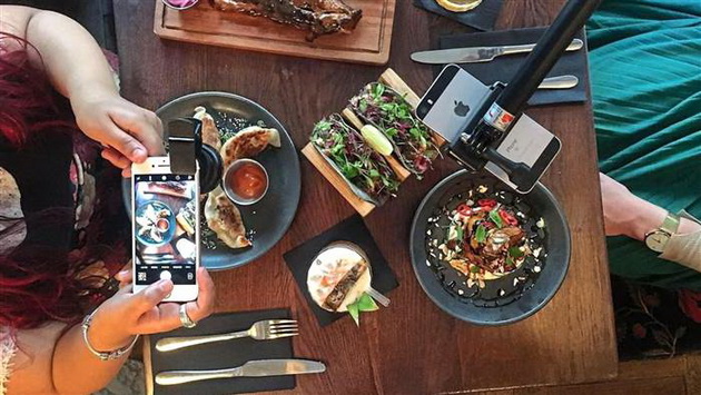 restoran-vo-london-nudi-oprema-za-slikanje-na-hranata-za-site-ljubiteli-na-instagram-02.jpg
