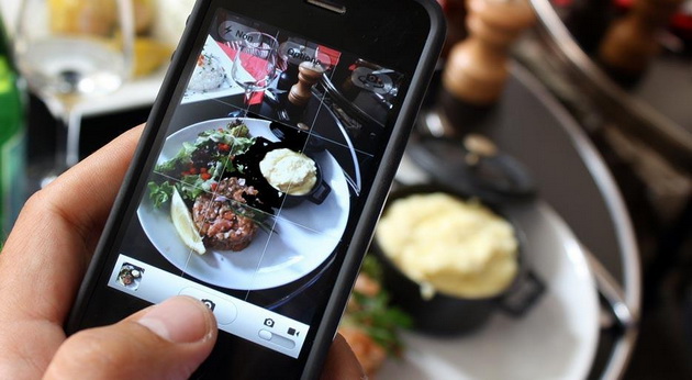 restoran-vo-london-nudi-oprema-za-slikanje-na-hranata-za-site-ljubiteli-na-instagram-03.jpg