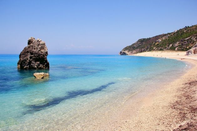 spoj-na-divina-i-neverojaten-pogled-plazata-milos-na-lefkada-e-unikatno-dozivuvanje-09