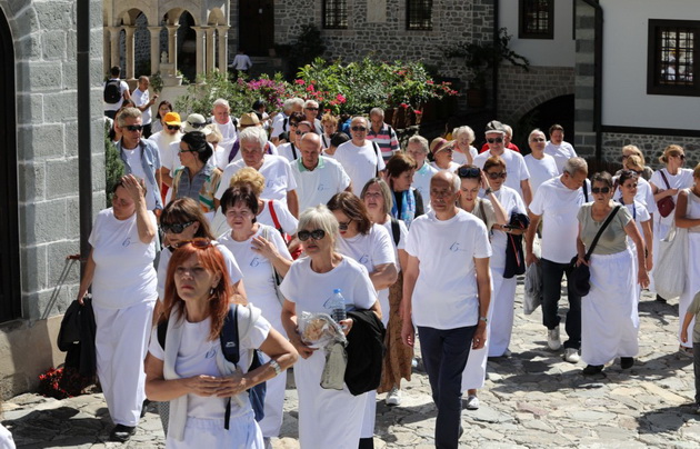 250-ucesnici-gi-slusnaa-predanijata-za-tajnite-na-bigorskiot-manastir-i-uzivaa-vo-prirodnite-ubavini-vo-ramki-na-programata-mapa-na-kulturata-organizirana-od-eurolink-osiguruvanje-01.jpg