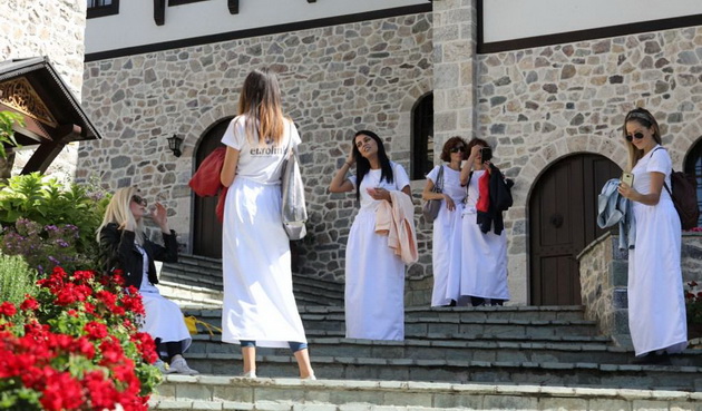 250-ucesnici-gi-slusnaa-predanijata-za-tajnite-na-bigorskiot-manastir-i-uzivaa-vo-prirodnite-ubavini-vo-ramki-na-programata-mapa-na-kulturata-organizirana-od-eurolink-osiguruvanje-03.jpg