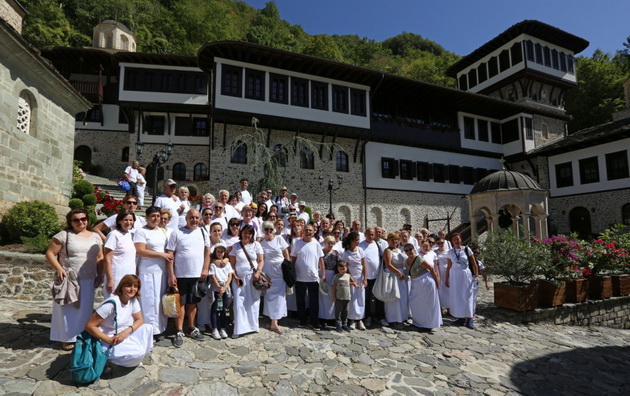 250-ucesnici-gi-slusnaa-predanijata-za-tajnite-na-bigorskiot-manastir-i-uzivaa-vo-prirodnite-ubavini-vo-ramki-na-programata-mapa-na-kulturata-organizirana-od-eurolink-osiguruvanje-04.jpg