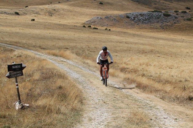 povekje-od-300-velosipedi-i-planinari-uzivaa-vo-tura-niz-padinite-na-bistra-05.jpg