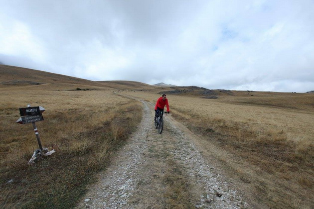 povekje-od-300-velosipedi-i-planinari-uzivaa-vo-tura-niz-padinite-na-bistra-08.jpg