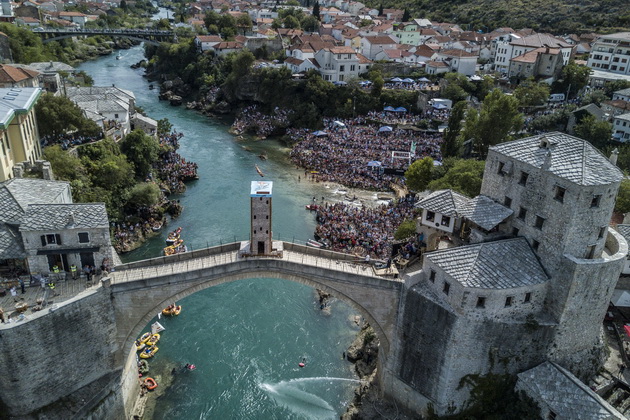 red-bull-cliff-diving-2017-bosnia-and-herzegovina-mostar-hant-konecno-go-osvoi-stariot-most-vo-mostar-001.jpg