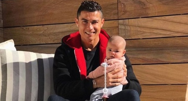 kristijano ronaldo se vrati vo ulogata na tatko i pozirase so kerkickata eva 001