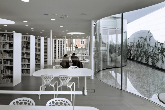 moderni-futuristicki-biblioteki-vo-koi-ke-sakate-da-ja-pominete-sekoja-slobodna-minuta-21.jpg