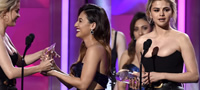 taa-mi-go-spasi-zhivotot-selena-gomez-so-solzi-i-ja-posveti-nagradata-zhena-na-godinata-na-francia-raisa-povekje01.jpg