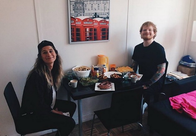 ed-sheeran-so-instagram-fotka-soopshti-deka-ja-zaprosil-negovata-devojka-03.jpg