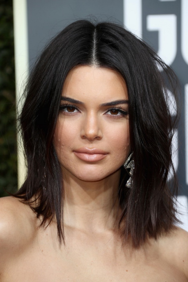 kendall-jenner-odblisku-so-akni-po-liceto-na-crven-tepih-2-5.jpg