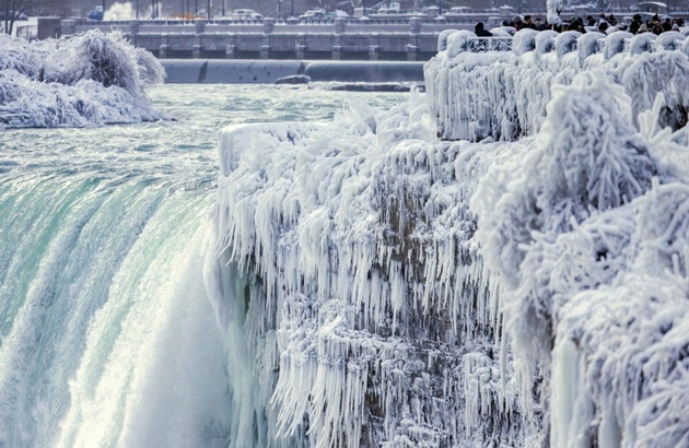 najubavite-zimski-fotki-od-zamrznatite-nijagarini-vodopadi-001.jpg