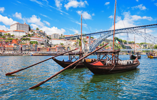 porto gradot na mostovi tesni ulicki i zaslepuvacki pogledi 1 copy