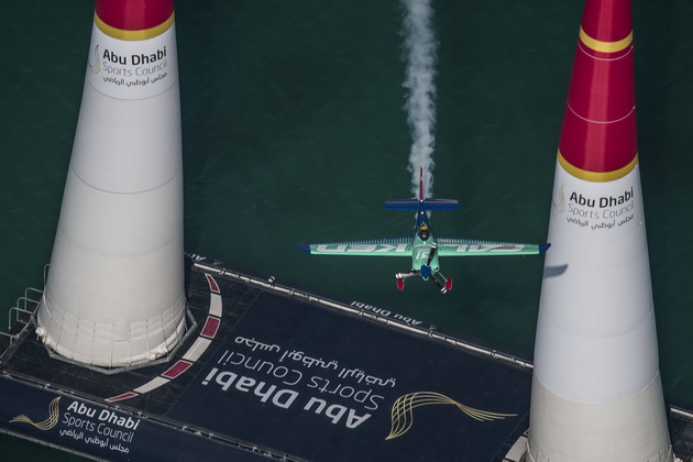 red-bull-air-race-2018-oae-abu-dhabi-amerikanecot-gulijan-ja-otvori-sezonata-so-iznenaduvacki-triumf-02.jpg