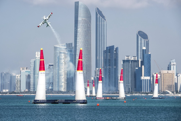 red-bull-air-race-2018-oae-abu-dhabi-amerikanecot-gulijan-ja-otvori-sezonata-so-iznenaduvacki-triumf-03.jpg