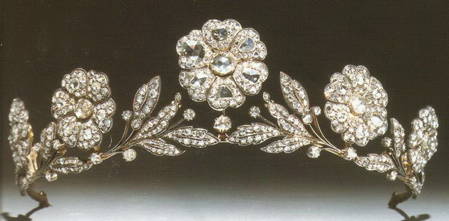 kakva-tijara-ke-nosi-megan-markl-na-vencavkata-so-princot-hari-3.jpg
