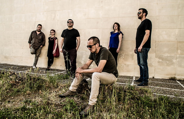 string-forces-i-stick-men-na-istata-scena-vo-stanica-26-03.jpg