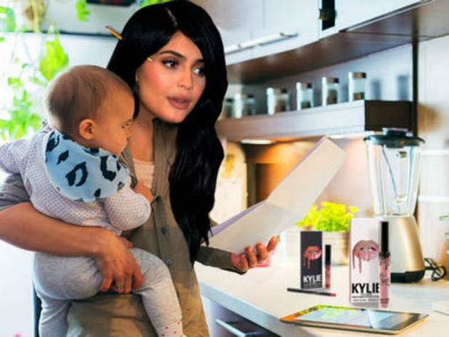 strogi-pravila-koi-kylie-jenner-gi-ima-postaveno-za-da-si-ja-zastiti-kerkata-05.jpg