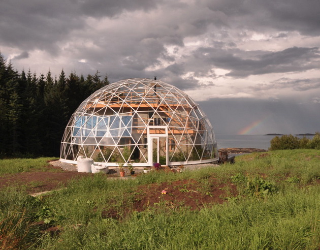 magichen-dom-vo-norveshka-par-zivee-vo-iglo-pod-polarnata-svetlina-foto-03.jpg
