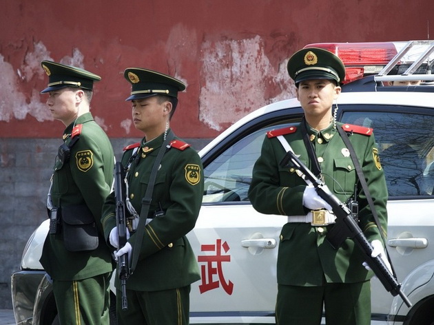 beli-zdolnishta-vo-fidzi-kakvi-uniformi-nosat-policajcite-niz-svetot-foto-07.jpg