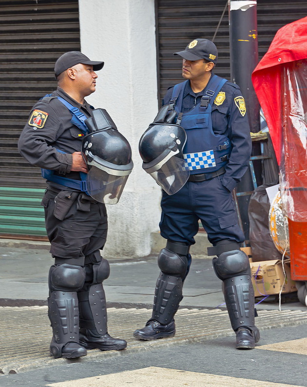 beli-zdolnishta-vo-fidzi-kakvi-uniformi-nosat-policajcite-niz-svetot-foto-08.jpg