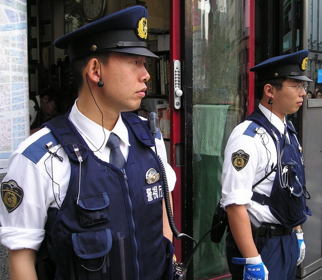 beli-zdolnishta-vo-fidzi-kakvi-uniformi-nosat-policajcite-niz-svetot-foto-13.jpg