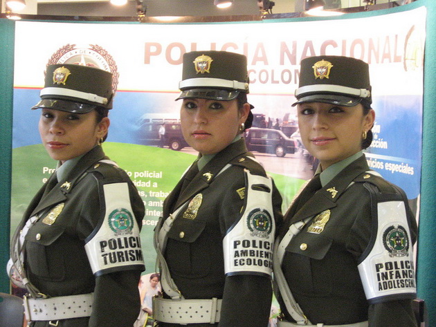 beli-zdolnishta-vo-fidzi-kakvi-uniformi-nosat-policajcite-niz-svetot-foto-15.jpg