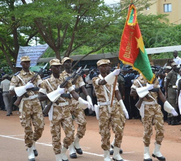 beli-zdolnishta-vo-fidzi-kakvi-uniformi-nosat-policajcite-niz-svetot-foto-16.jpg